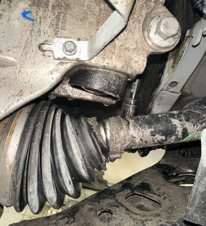 Порвался пыльник шруса на Geely Monjaro